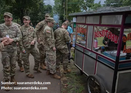Tentara Amerika Serikat beli siomay dan batagor